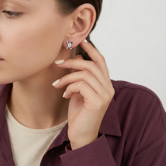 أقراط عيار 18 بفص لامع في المنتصف - Ghamieh