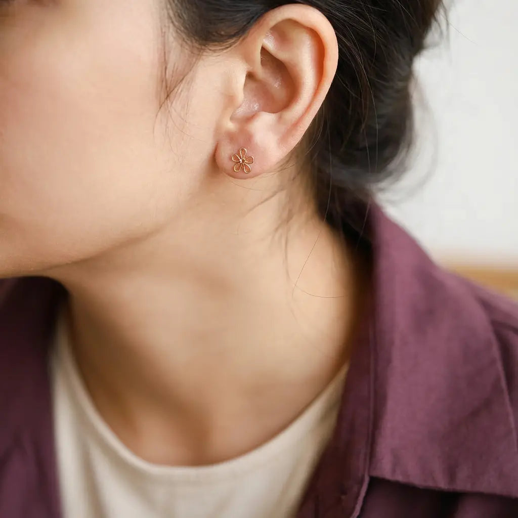 أقراط ذهب أطفال عيار 18 بتصميم زهرة - Ghamieh