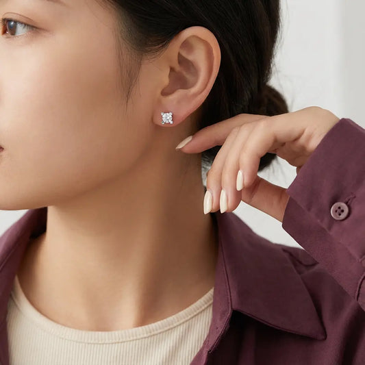 أقراط ذهب عيار 18 بفصوص مرصعة بيضاء لامعة - Ghamieh