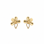 أقراط ذهب عيار 18 بتصميم الوردة الراقصة، تفاصيل دقيقة وأناقة مميزة.