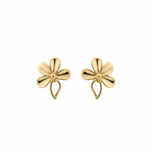 أقراط ذهب عيار 18 بتصميم الوردة الراقصة، تفاصيل دقيقة وأناقة مميزة.