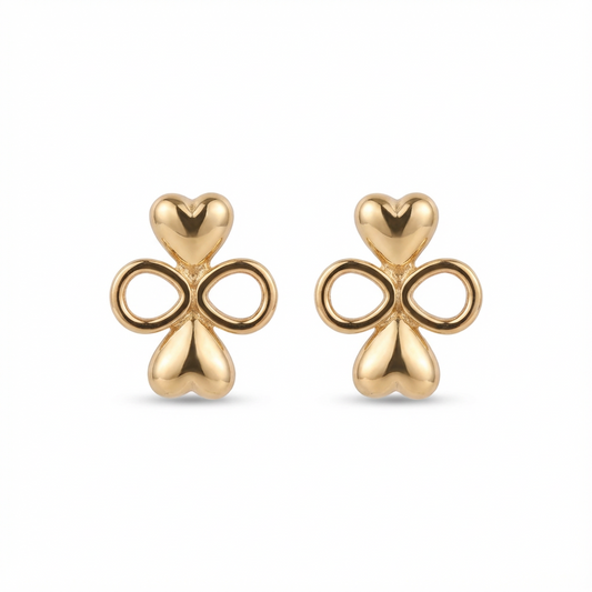 أقراط ذهب عيار 18 بتصميم أجراس الفرح من غاميه، تظهر بتفاصيل متقنة وبريق لافت.