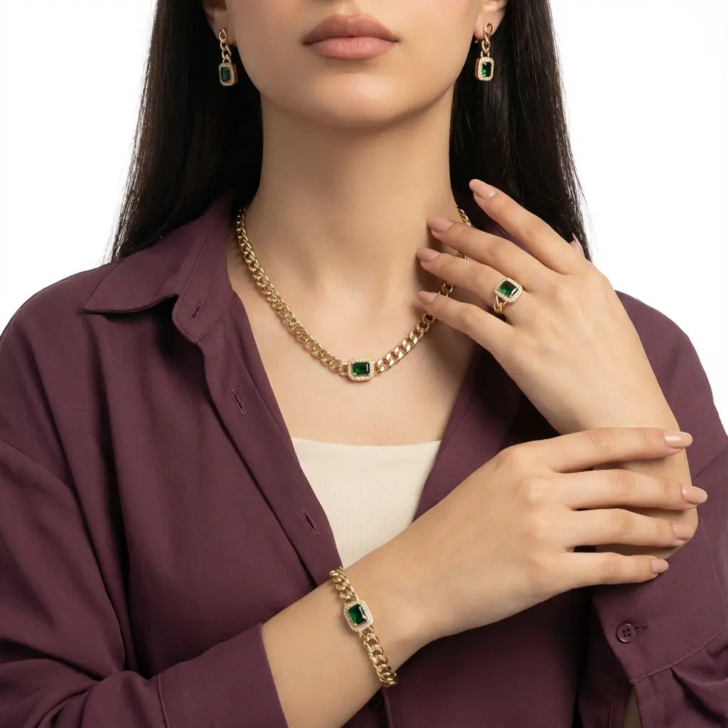 طقم ذهب عيار 18 بسلسلة حلقات وحجر أخضر - Ghamieh