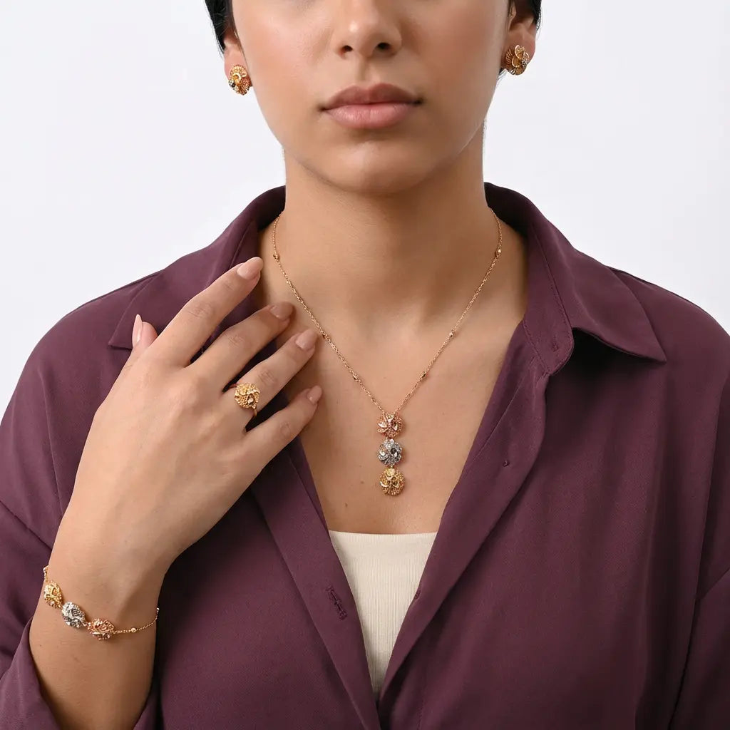 طقم ذهب عيار 18 بتصميم ثلاث ورود ملونة - Ghamieh