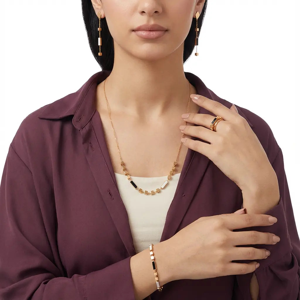 طقم ذهب عيار 18 بتصميم هندسي - Ghamieh