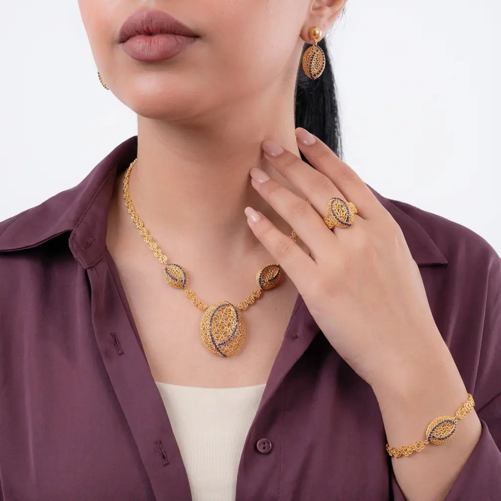 طقم ذهب عيار 21 مرصع بالفصوص الكحلي - Ghamieh