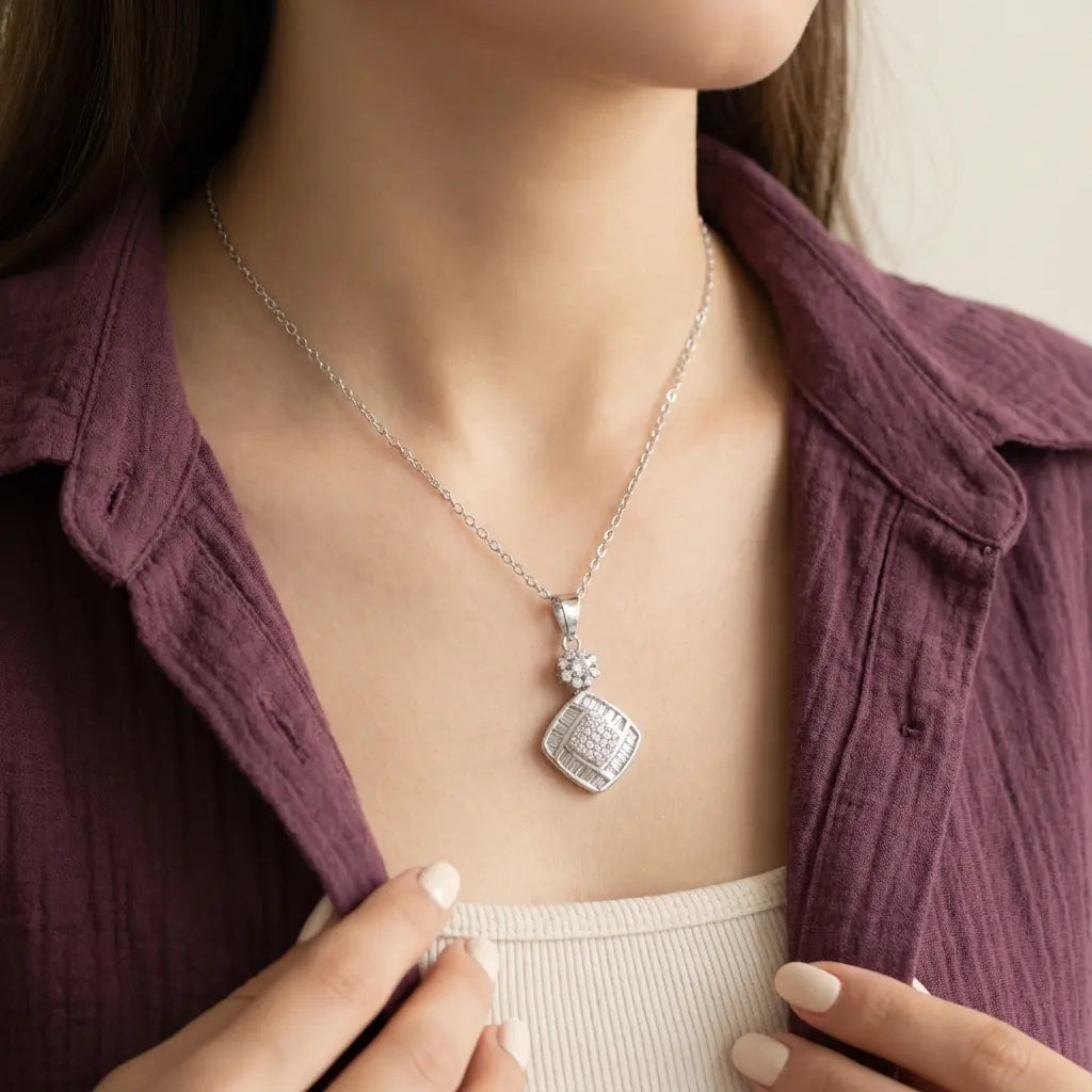 عقد ذهب عيار 18 بتصميم كلاسيكي - Ghamieh