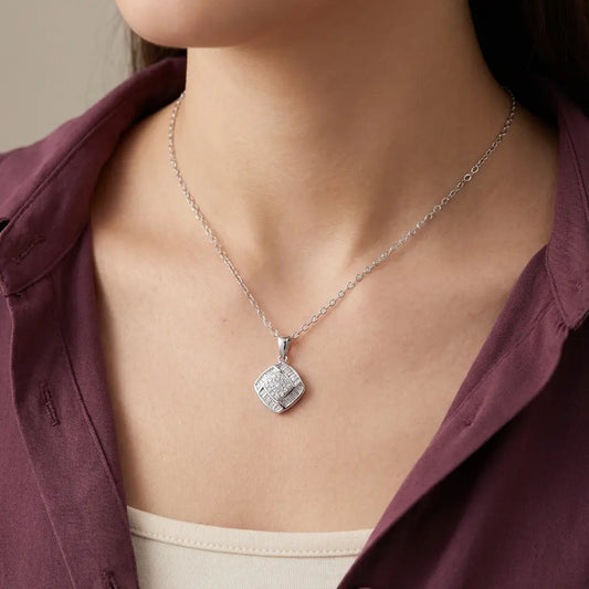 عقد ذهب عيار 18 بتصميم مربع - Ghamieh