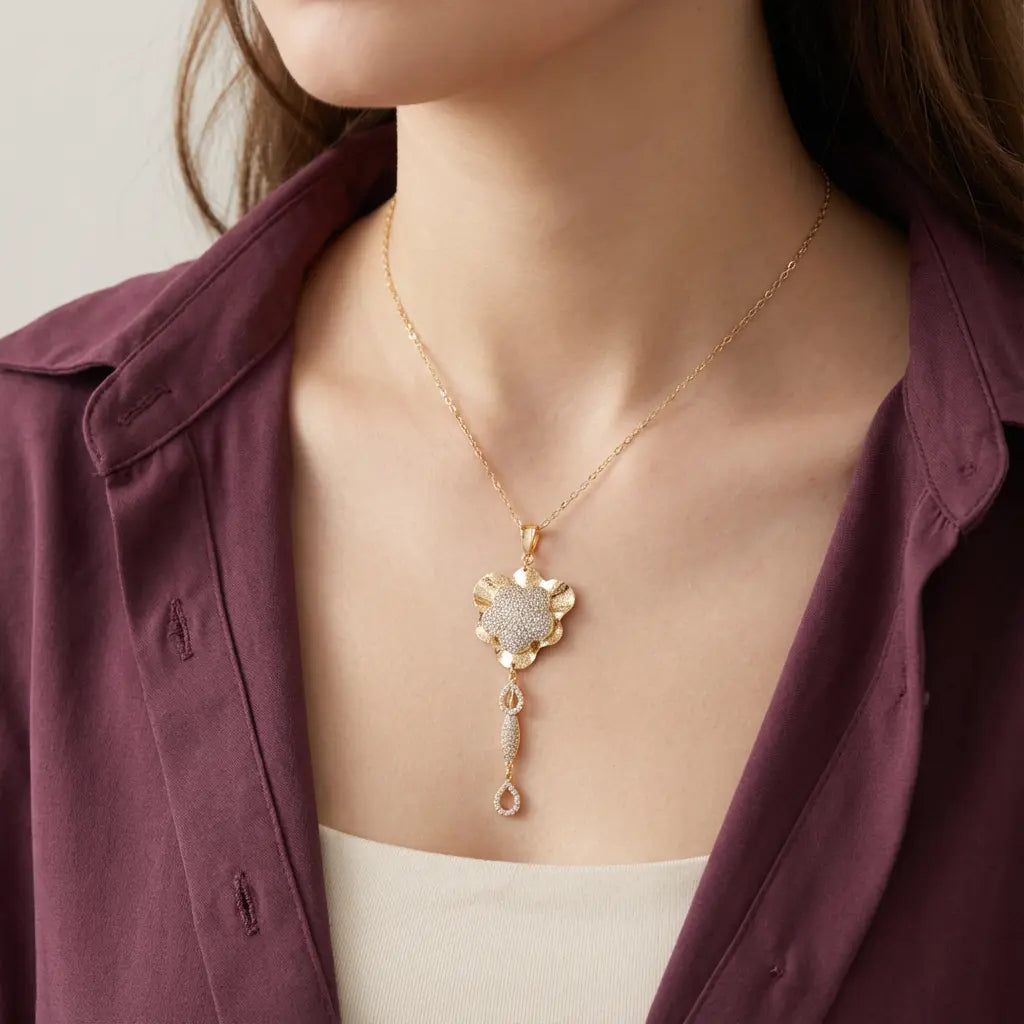 تعليقة زهرة ذهب أنيقة عيار 18 بفصوص لامعة - Ghamieh