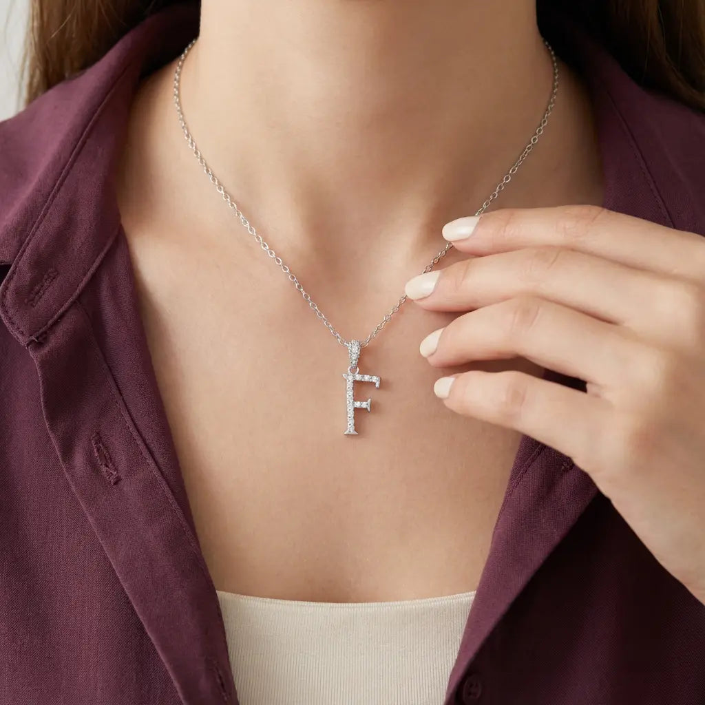 مرصّع "F" تعليقة ذهب عيار 18 بحرف - Ghamieh