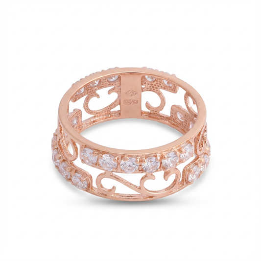 خاتم بريثيوسو من ذهب عيار 18 مزين بفصوص لامعة بتصميم أنيق وجذاب.