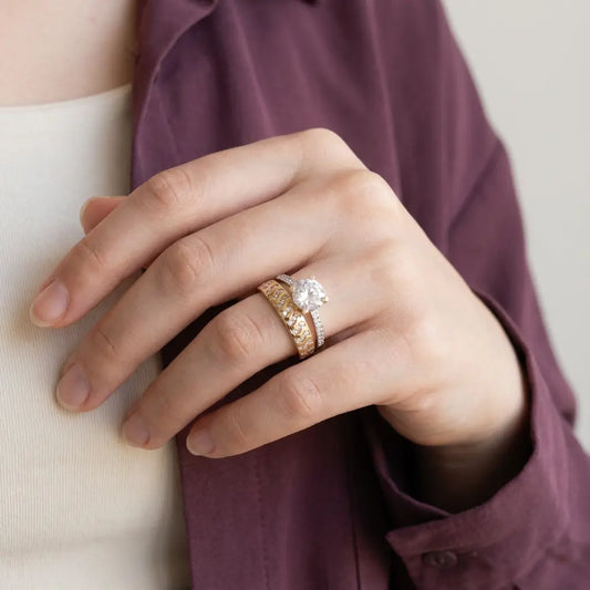 خاتم ذهب عيار 18 بفصوص أبيض كبير في المنتصف - Ghamieh