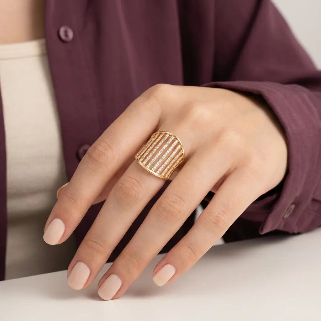 خاتم ذهب عيار 18 بفصوص لامعة بأشكال مستقيمة - Ghamieh