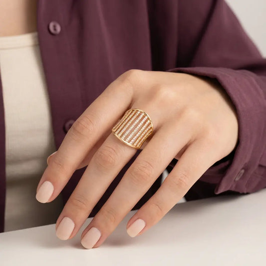 خاتم ذهب عيار 18 بفصوص لامعة بأشكال مستقيمة - Ghamieh