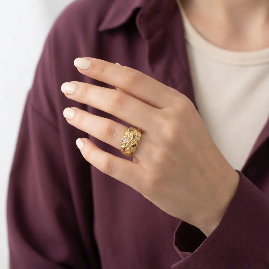 خاتم ذهب عيار 18 مزخرف بفصوص ملونه - Ghamieh