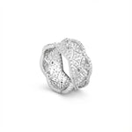 خاتم ذهب عيار 18 بتصميم مموج مزين بفصوص لامعة