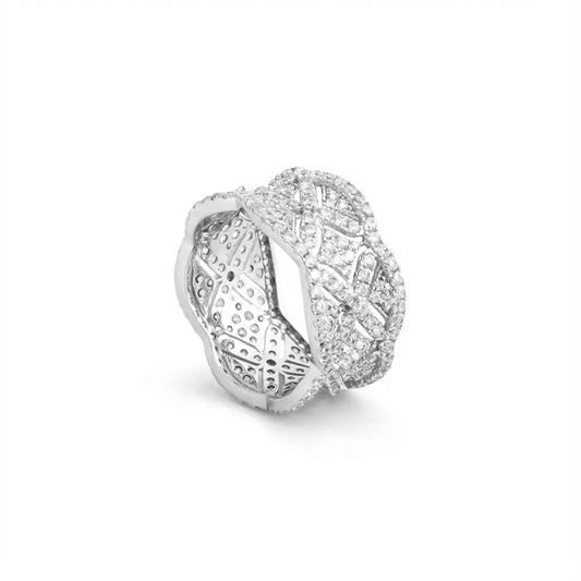 خاتم ذهب عيار 18 بتصميم مموج مزين بفصوص لامعة