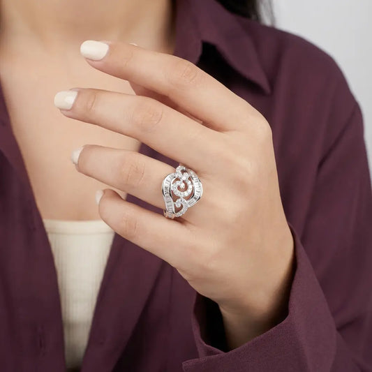 خاتم كارولين ذهب عيار 18 بفصوص لامعة - Ghamieh