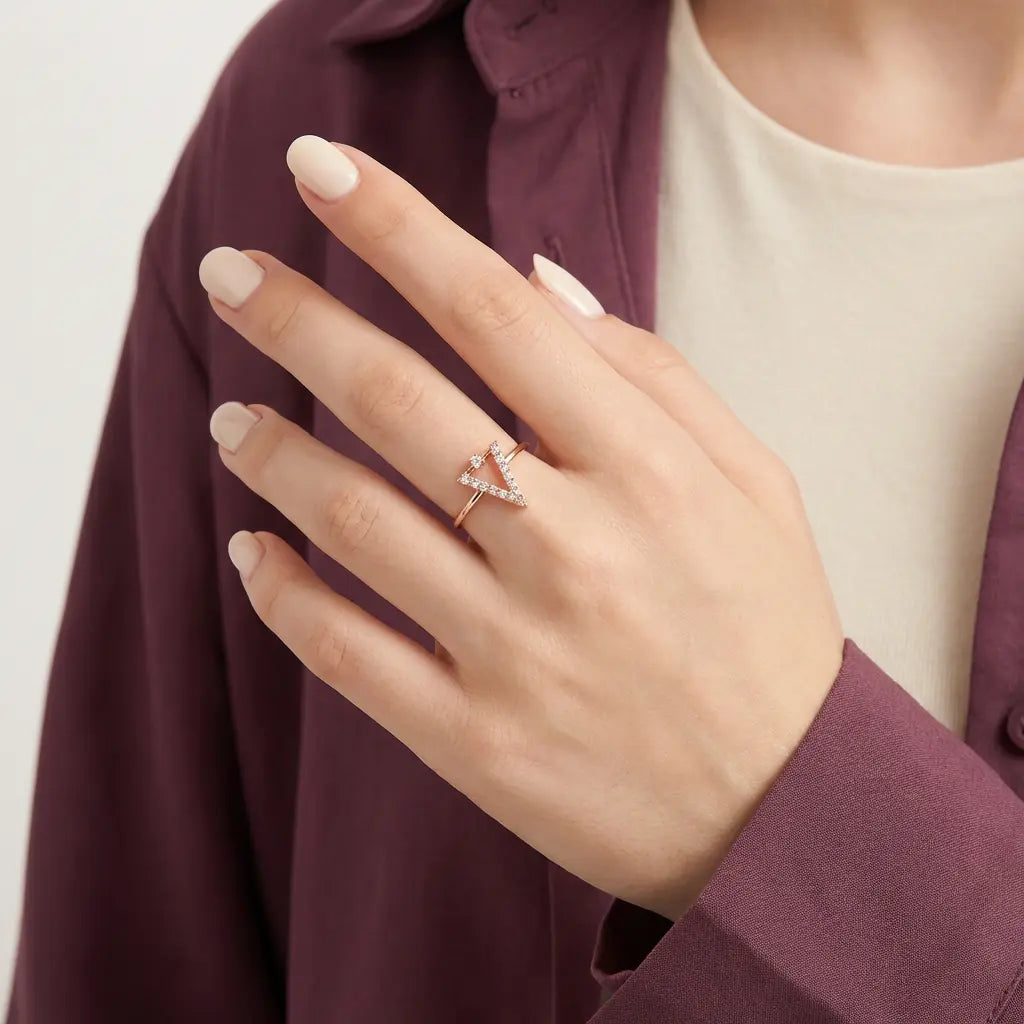 خاتم عيار 18 " مثلث برمودا " بفصوص لامعة - Ghamieh