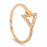 خاتم ذهب عيار 18 بتصميم مثلث مرصع، من غاميه، يظهر تفاصيل اللمعان والتصميم الفريد.