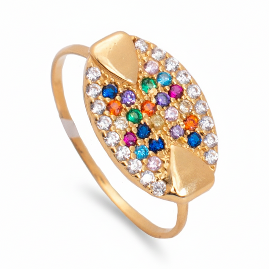 خاتم ذهب عيار 18 بتصميم فيونكة ملونة، يظهر تفاصيل اللمعان والألوان الزاهية في الصورة.