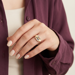 خاتم ذهب عيار 18 بتصميم فيونكة ملونة مع تفاصيل دقيقة وأنيقة.