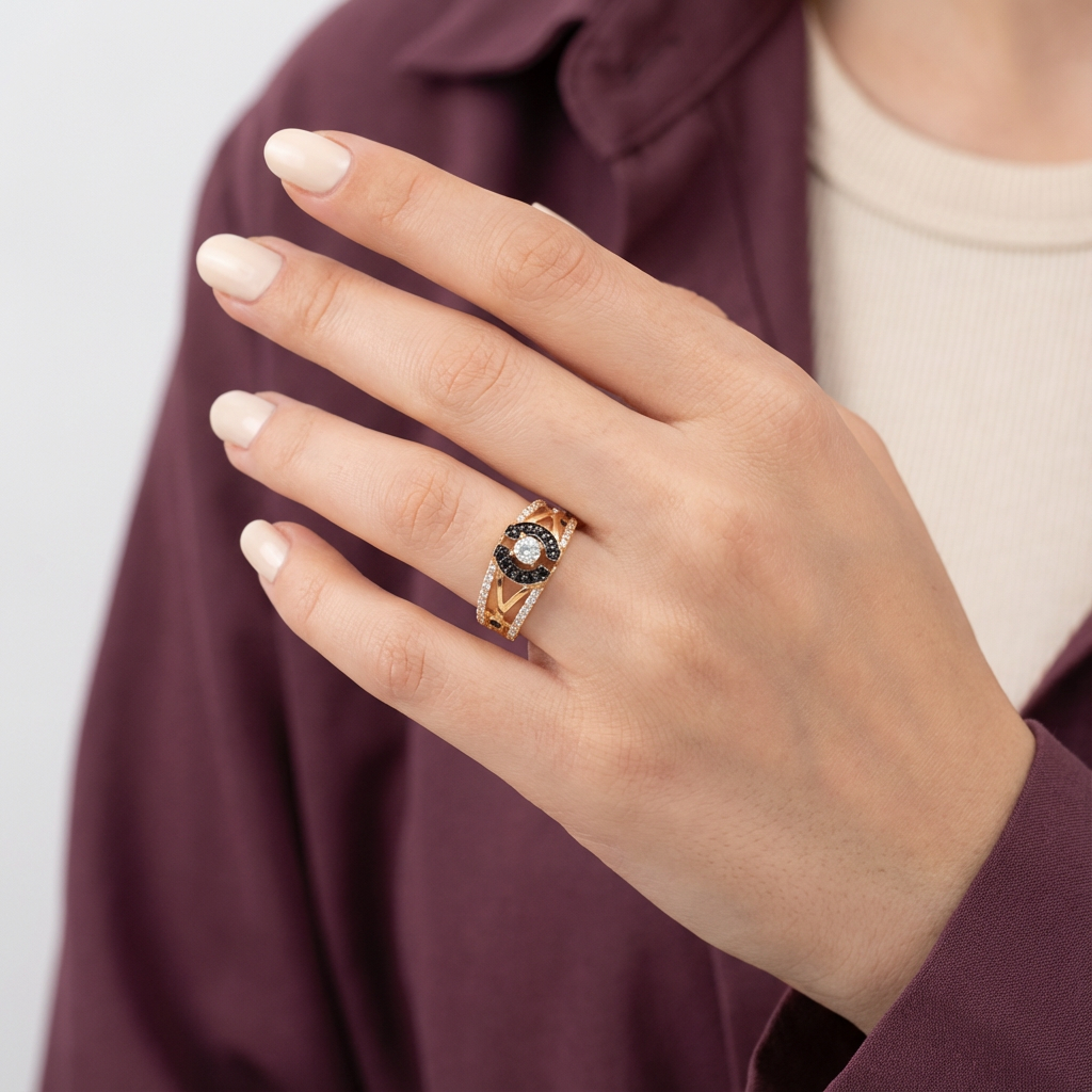 خاتم ذهب عيار 18 بتصميم أنيق مرصع بحجر داكن بيضاوي يظهر في الصورة.