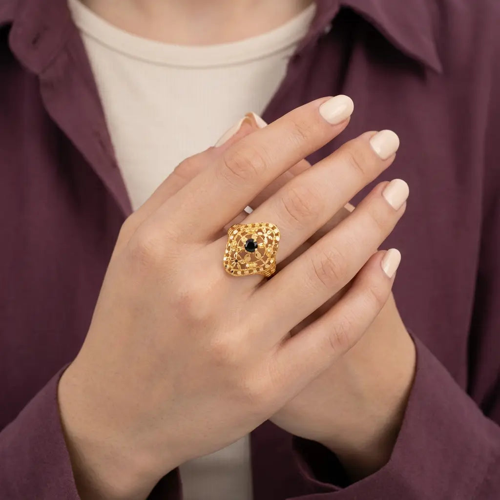خاتم عيار 21 بتصميم مزخرف بفص أسود - Ghamieh