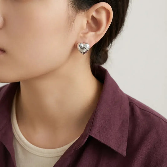 أقراط ذهب أبيض عيار 18 بتصميم قلب - Ghamieh