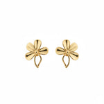 أقراط ذهب عيار 18 بتصميم الوردة الراقصة، تفاصيل دقيقة وأناقة مميزة.