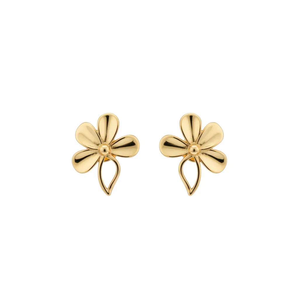 أقراط ذهب عيار 18 بتصميم الوردة الراقصة، تفاصيل دقيقة وأناقة مميزة.