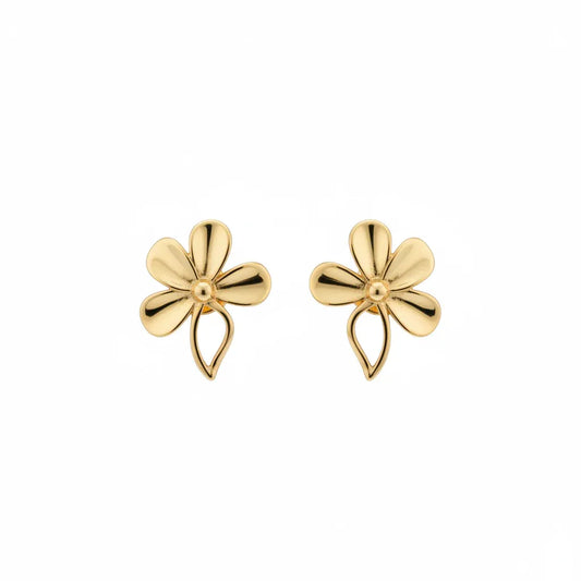 أقراط ذهب عيار 18 بتصميم الوردة الراقصة، تفاصيل دقيقة وأناقة مميزة.