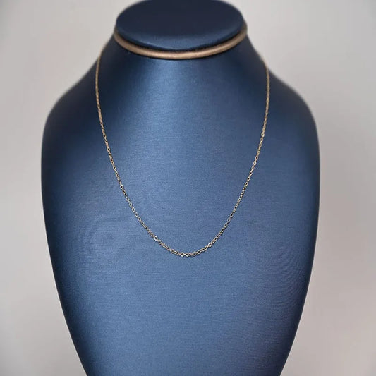 عقد ذهب عيار 18 بسلسلة رفيعة من غاميه، يظهر تفاصيل التصميم الرفيع واللامع.