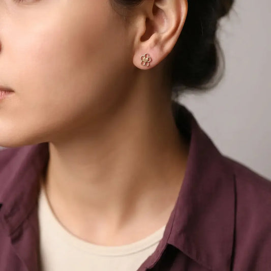 أقراط عيار 18 بتصميم زهرة قلبية - Ghamieh