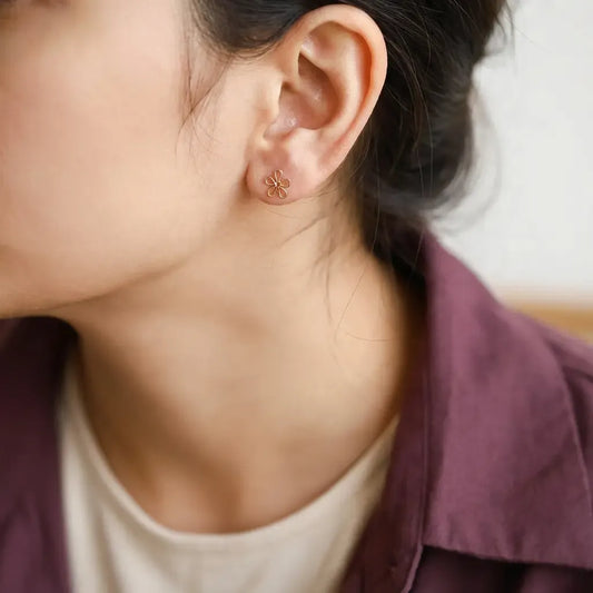 أقراط ذهب أطفال عيار 18 بتصميم زهرة - Ghamieh