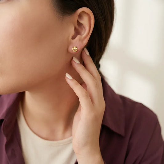 أقراط عيار 18 مزخرفة من غمية، تصميم أنيق يظهر تفاصيل دقيقة وبراقة.