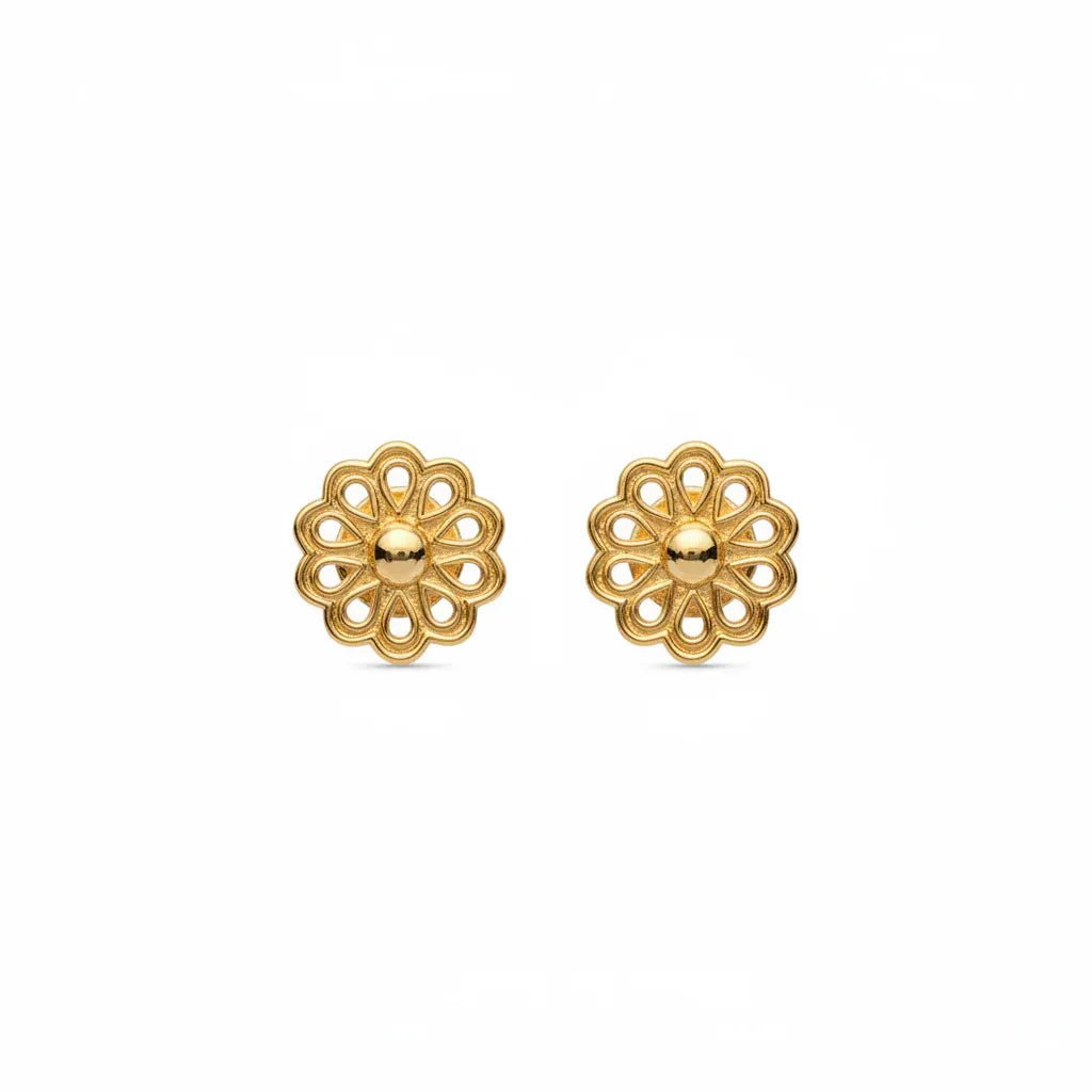 أقراط عيار 18 مزخرفة بتصميم زهرة من علامة غامية، تظهر تفاصيل دقيقة وأنيقة.