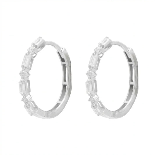 أقراط ذهب عيار 18 بتصميم دائري من غمية، تظهر اللمعان والتفاصيل الدقيقة في الصورة.