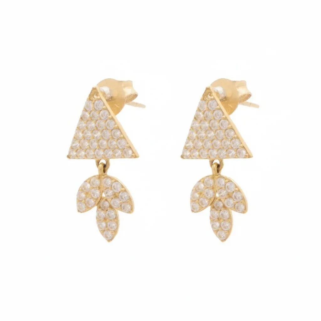 أقراط ذهب عيار 18 بتصميم مثلث أنيق من غاميه Online، تبرز اللمعان والتفاصيل الفنية الفريدة.