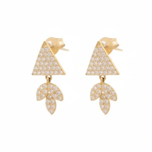 أقراط ذهب عيار 18 بتصميم مثلث أنيق من غاميه Online، تبرز اللمعان والتفاصيل الفنية الفريدة.