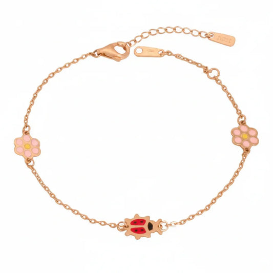 أنسيال ذهب عيار 18 بتعليقات متعددة من غمية، يظهر تصميمه الأنيق وتفاصيله الفريدة.