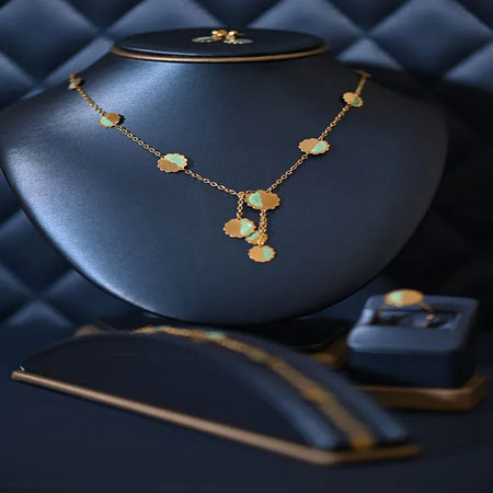 18K Gold Jewelry Set with Engraved Green Pieces Design